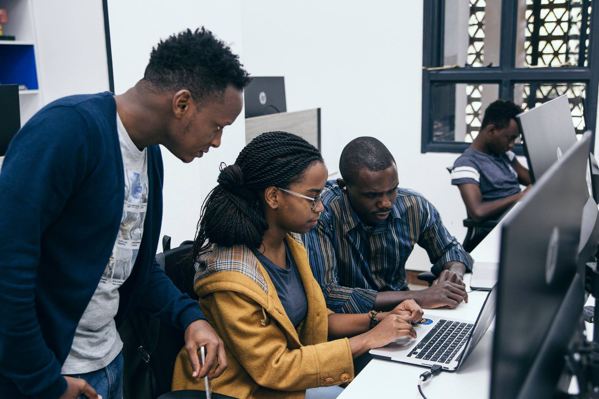 Jovens e mulheres de Angola e da RD Congo apostam no empreendedorismo para vencer o desemprego