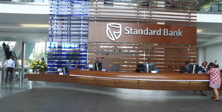 Standard Bank Angola fecha 2025 no grupo dos grandes