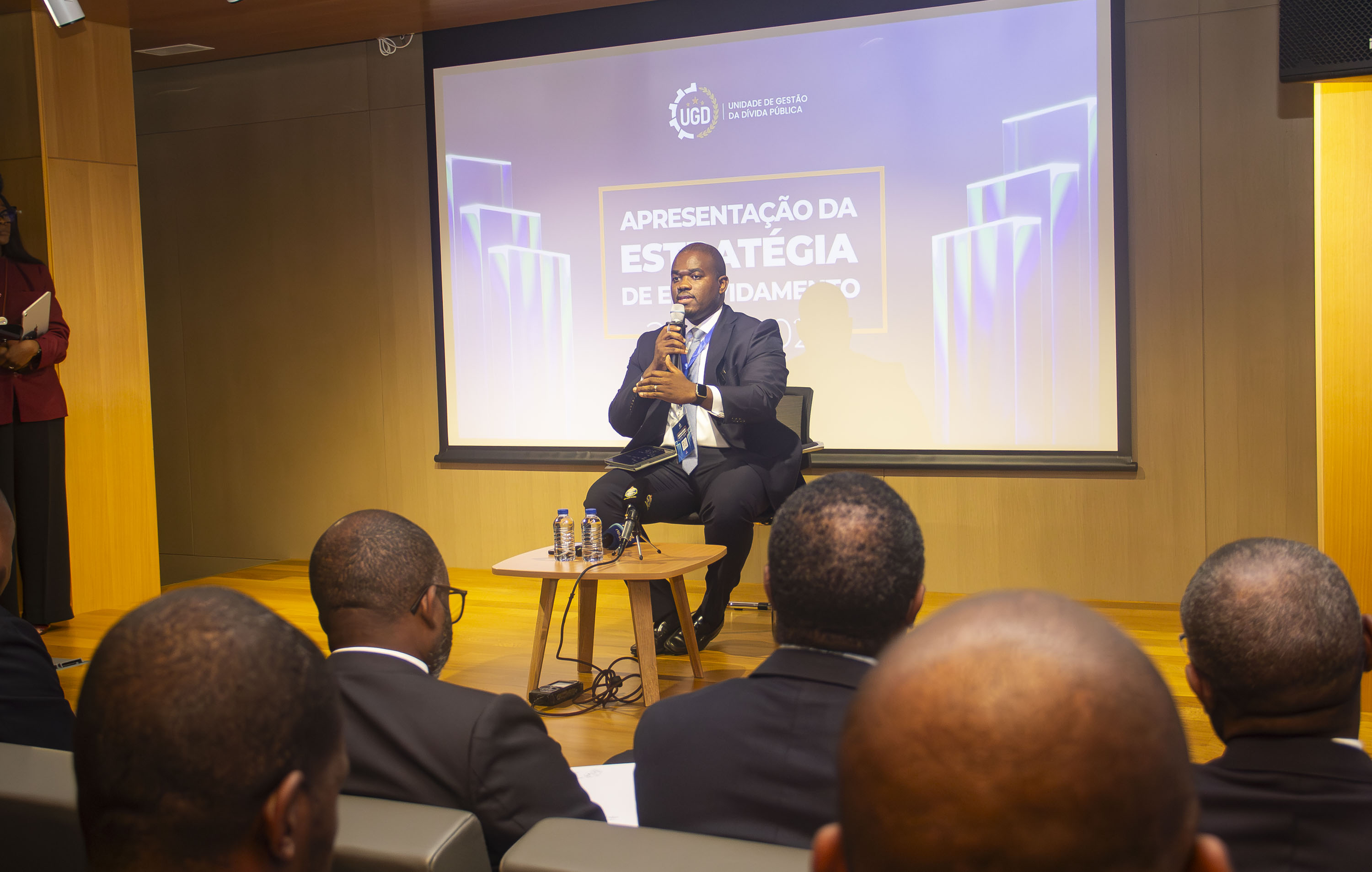 Dívida pública interna indexada ao dólar cai para 26% em 2025