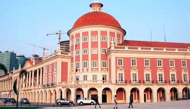 BNA reduz para 150 mil dólares o limite anual de transferências para o exterior por particulares