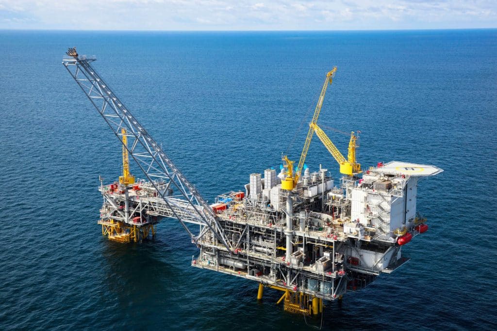 Petróleo mantém-se acima dos 100 dólares com conflitos regionais a fundirem-se