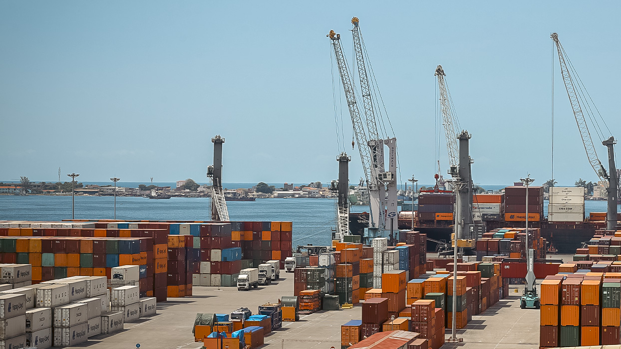 Angola mantém superavit comercial, mas excedente encolhe 38,3% num mês