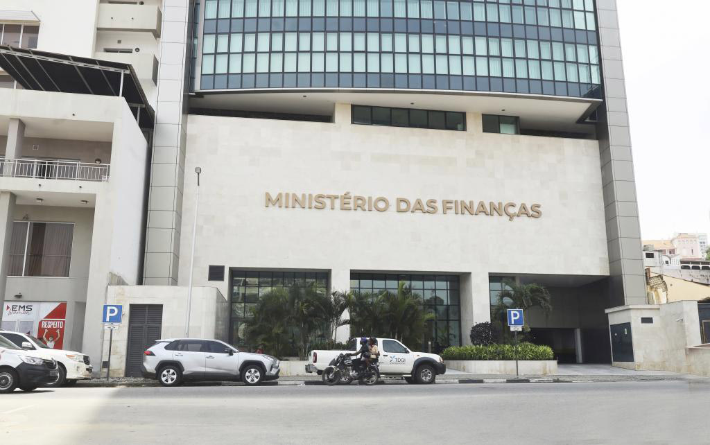 Governo garante que voltará a pagar de uma só vez o salário referente ao 13.º mês