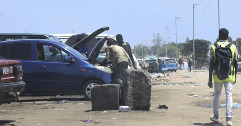 Oficinas informais desafiam a lei e expõem fragilidades da economia urbana