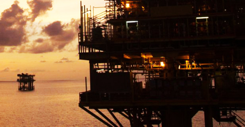 Petróleo ganha terreno depois de atingir mínimos de 2021, mas continua abaixo dos 61 USD