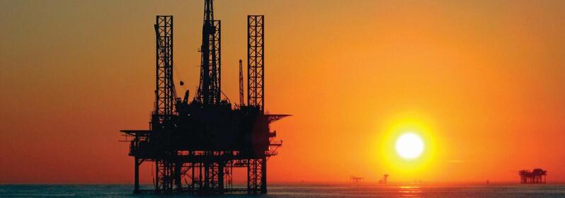 Preços do petróleo recuperam após relatos de navios porta-contentores atingidos por tiros no porto de Ormuz