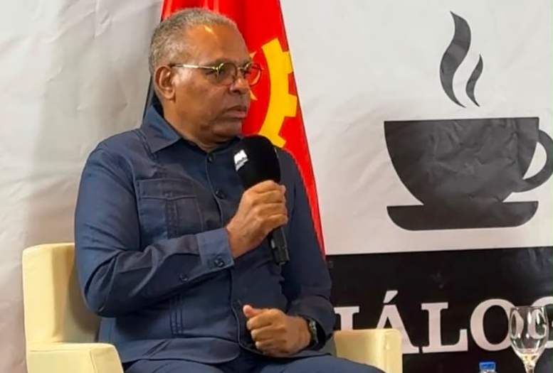 "Quando se trata de levar os produtos importados para o interior já ninguém levanta o problema da falta das estradas" - ministro da Indústria e Comércio