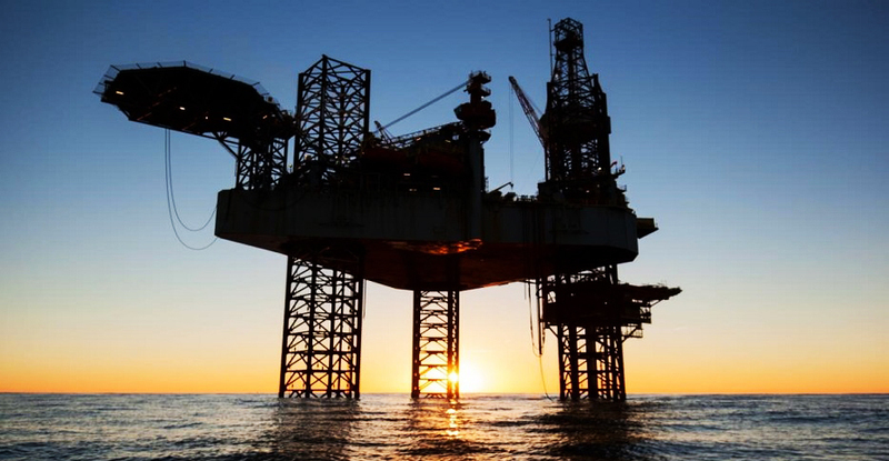 Petróleo continua em queda com sinais de alívio no estreito de Ormuz