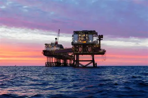Ofensiva no Iémen e Ormuz fechado mantêm petróleo perto dos 100 dólares