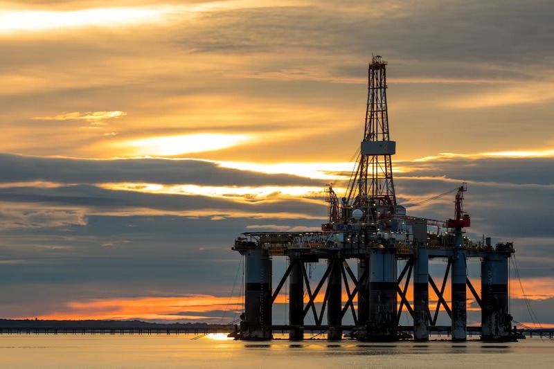 Petróleo acima dos 90 dólares pela primeira vez em mais de um mês
