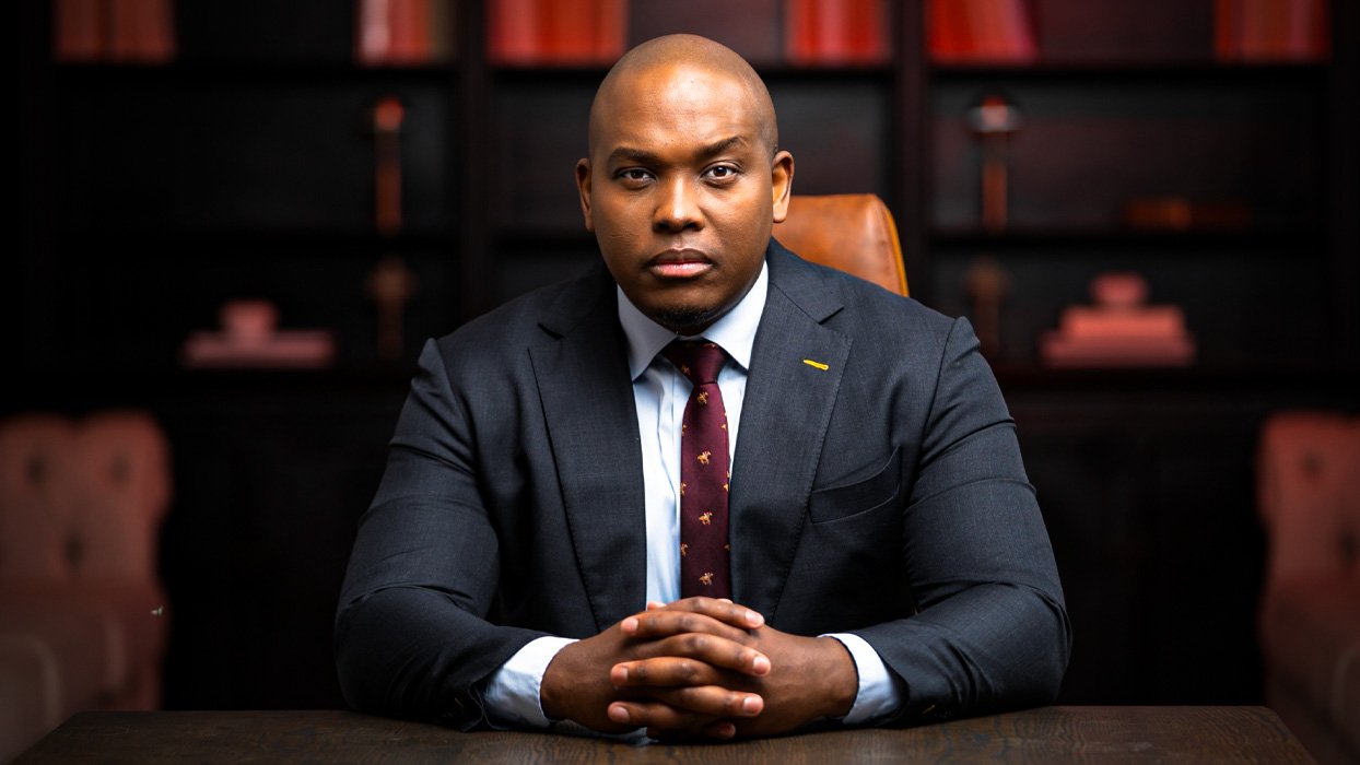 Vusi Thembekwayo em Angola para falar sobre liderança e estratégia de crescimento empresarial